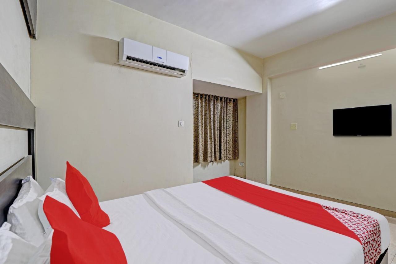 Oyo 82461 Hotel Darshan Banquet And Rooms Surate Exterior foto
